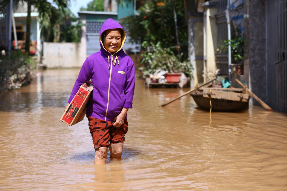 Đến nay, nước đã rút dần người dân xã Cẩm Duệ có thể lội ra lấy hành cứu trợ mà không cần xuồng. (Ảnh: Minh Quyết/TTXVN)