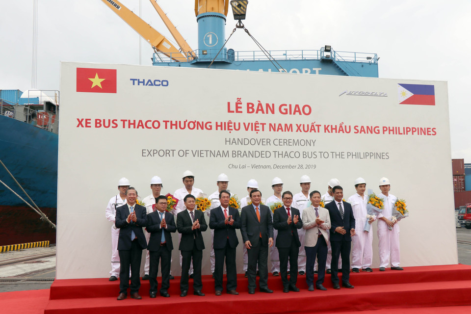 Lễ xuất khẩu xe Bus thương hiệu Việt sang Philippines. (Ảnh: Trần Tĩnh/TTXVN)