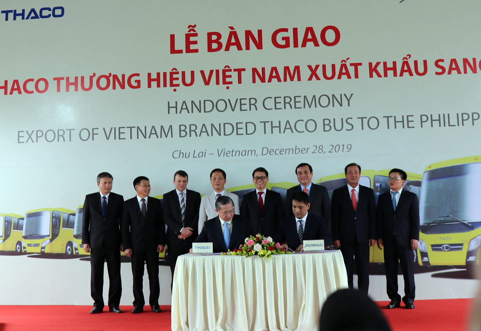 Lễ xuất khẩu xe Bus thương hiệu Việt sang Philippines. (Ảnh: Trần Tĩnh/TTXVN)