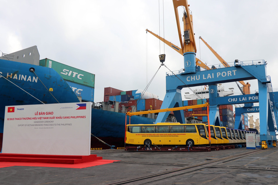 Xe bus thương hiệu Việt Nam lên đường sang Philippines. (Ảnh: Trần Tĩnh/TTXVN)
