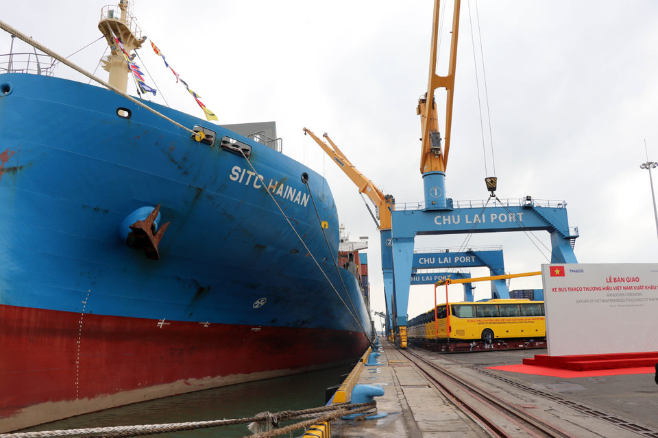 Xe bus thương hiệu Việt Nam lên đường sang Philippines. (Ảnh: Trần Tĩnh/TTXVN)