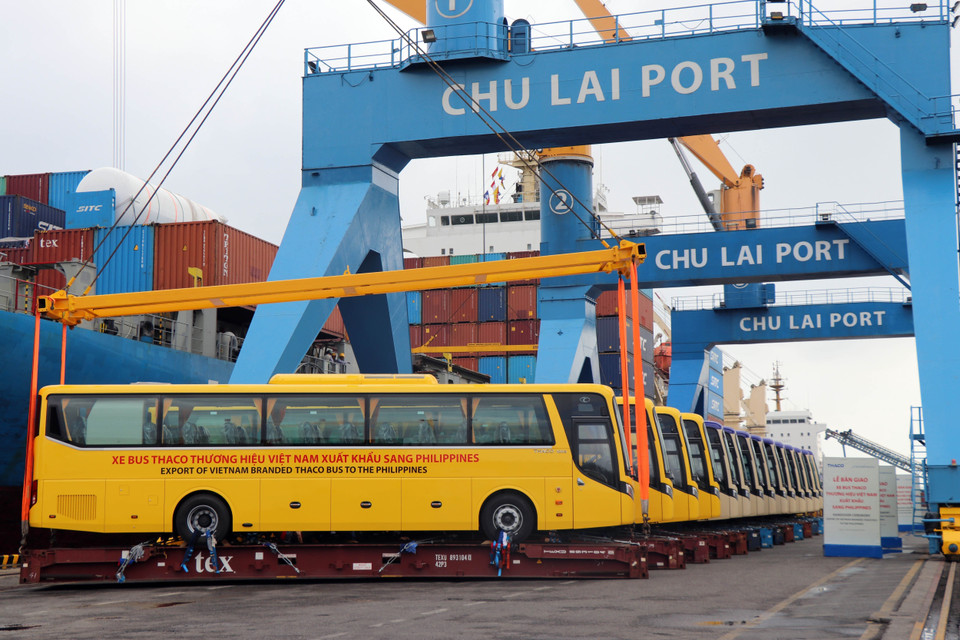 15 xe bus thương hiệu THACO đầu tiên được bàn giao cho đối tác Autodelta của Philippines. (Ảnh: Trần Tĩnh/TTXVN)