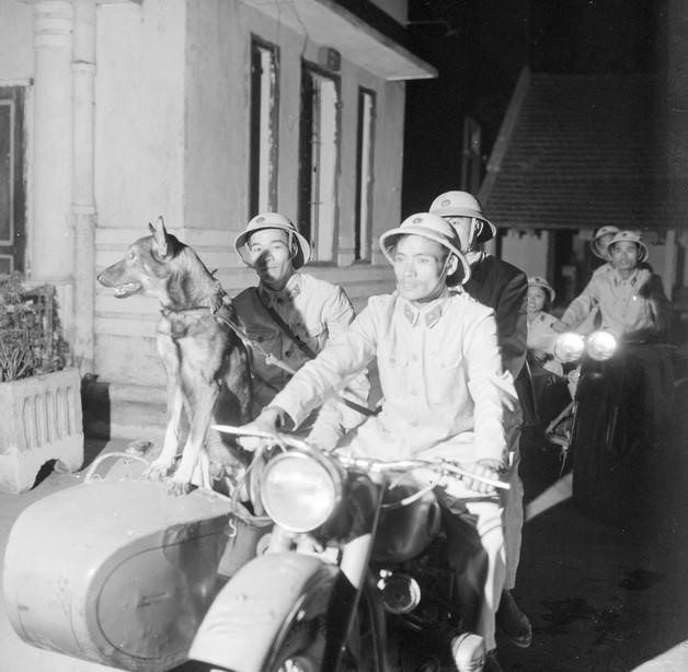 Công an thành phố Nam Định tuần tra ban đêm, bảo vệ trật tự trị an (12/1972). (Ảnh: Trần Phác/TTXVN)