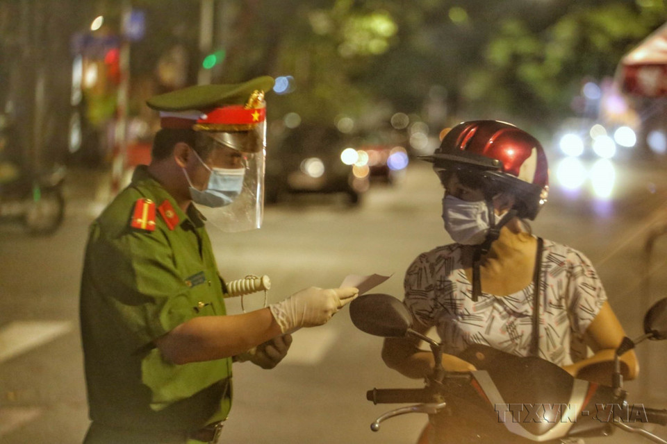 Nhằm siết chặt công tác phòng, chống dịch COVID-19, Công an quận Hoàn Kiếm (Hà Nội) triển khai tổ công tác đặc biệt, hoạt động linh hoạt trên nhiều tuyến phố cổ để kiểm soát 100% người và phương tiện lưu thông trên địa bàn quận. (Ảnh: Tuấn Đức/TTXVN)