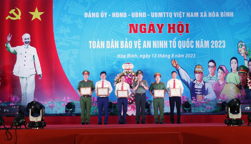 Khen thưởng các tập thể, cá nhân có thành tích xuất sắc trong công tác xây dựng phong trào Toàn dân Bảo vệ An ninh Tổ quốc 2023 của xã Hòa Bình (Hải Phòng). (Ảnh: Hoàng Ngọc/TTXVN)