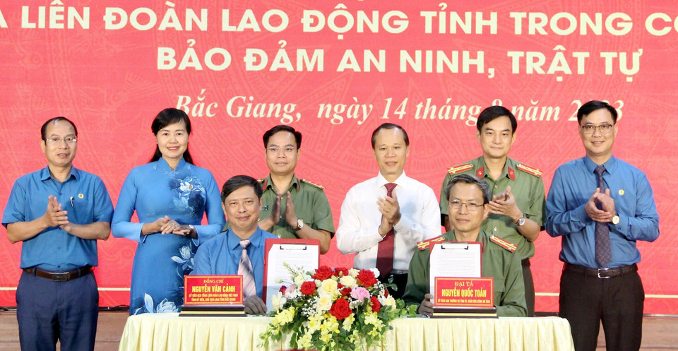Công an tỉnh Bắc Giang và Liên đoàn Lao động tỉnh ký kết quy chế phối hợp trong công tác đảm bảo an ninh, trật tự. (Ảnh: Đồng Thúy/TTXVN)