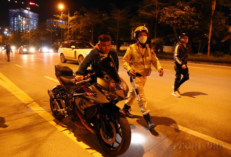 Tổ công tác Y2/141 làm nhiệm vụ tại tuyến đường Võ Chí Công (quận Tây Hồ, Hà Nội) tổ chức vây bắt, xử phạt nhiều phương tiện giao thông phân khối lớn, độ pô rạng sáng 3/4/2022. (Ảnh: Phạm Kiên/TTXVN)