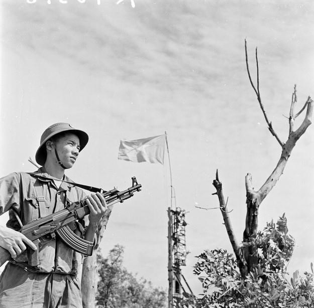 Chiến sỹ Đồn Công an cầu Hiền Lương (Vĩnh Linh) dũng cảm, hoàn thành nhiệm vụ bảo vệ cột cờ (11/1968). (Ảnh: Văn Sắc/TTXVN)