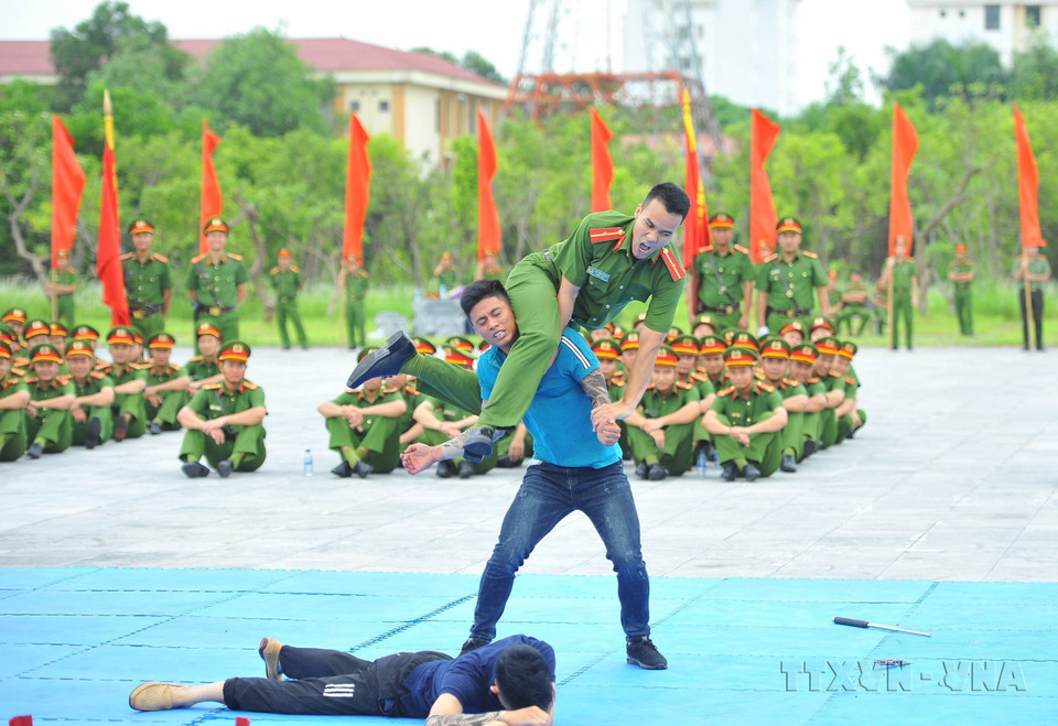 Phần thi võ thuật tình huống của Công an tỉnh Vĩnh Phúc tại Hội thi Điều lệnh, Bắn súng, Võ thuật Công an Nhân dân lần thứ 5, năm 2019. (Ảnh: Minh Đức/TTXVN)