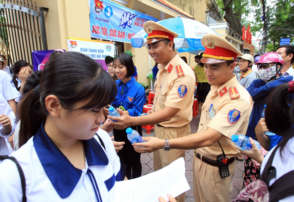 Chiến sỹ Cảnh sát Giao thông Hải Phòng động viên tinh thần các sỹ tử tham gia Kỳ thi Tốt nghiệp Trung học Phổ thông Quốc gia năm 2018. (Ảnh: An Đăng/TTXVN)