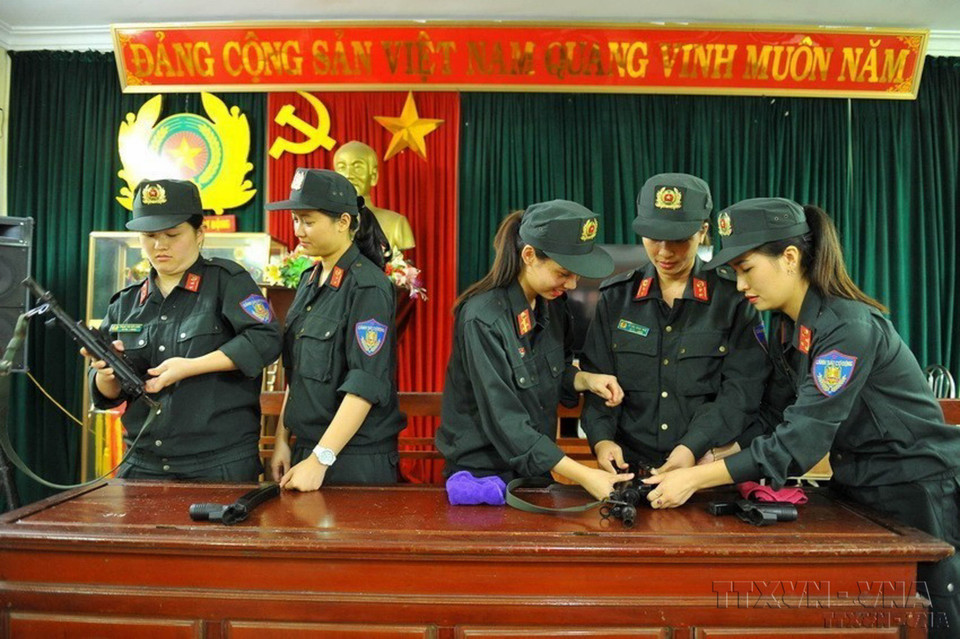 Nữ chiến sỹ Cảnh sát Cơ động, Công an tỉnh Ninh Bình hăng say luyện tập và hoàn thành xuất sắc các bài tập. (Ảnh: Minh Đức/TTXVN)