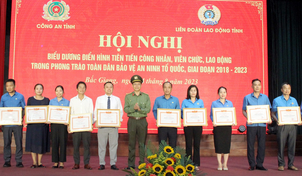 Giám đốc Công an tỉnh Bắc Giang Nguyễn Quốc Toản tặng Giấy khen cho các điển hình tiên tiến trong Phong trào Toàn dân Bảo vệ An ninh Tổ quốc, giai đoạn 2018-2023. (Ảnh: Đồng Thúy/TTXVN)