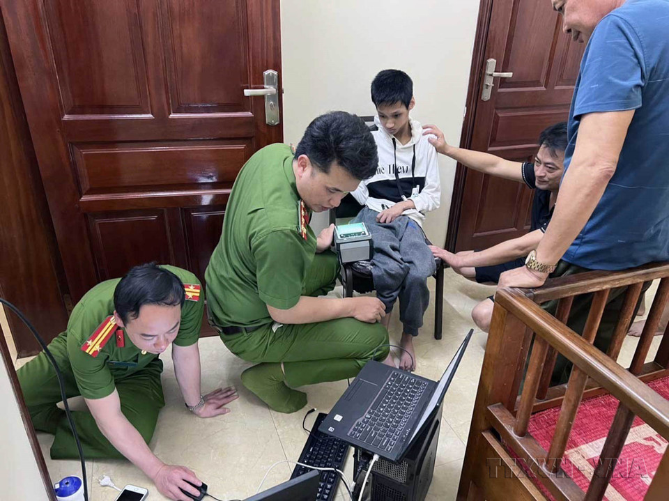 Công an xã Hồng Phong (Hải Phòng) hỗ trợ làm căn cước công dân cho người tàn tật. (Ảnh: Hoàng Ngọc/TTXVN)