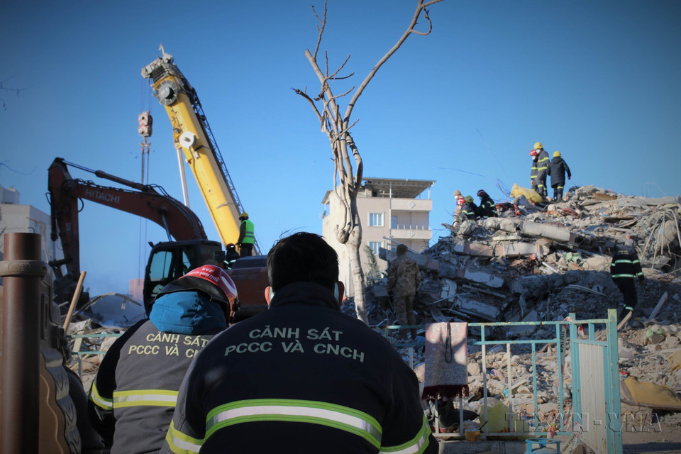 Việc đưa lực lượng Quân đội, Công an tham gia cứu trợ thảm họa và hỗ trợ nhân đạo nạn nhân động đất tại Thổ Nhĩ Kỳ (2/2023) thể hiện tầm vóc, vị thế của đất nước, tinh thần Việt Nam là thành viên tích cực, có trách nhiệm với cộng đồng quốc tế. (Ảnh: Trường Dụy/TTXVN)