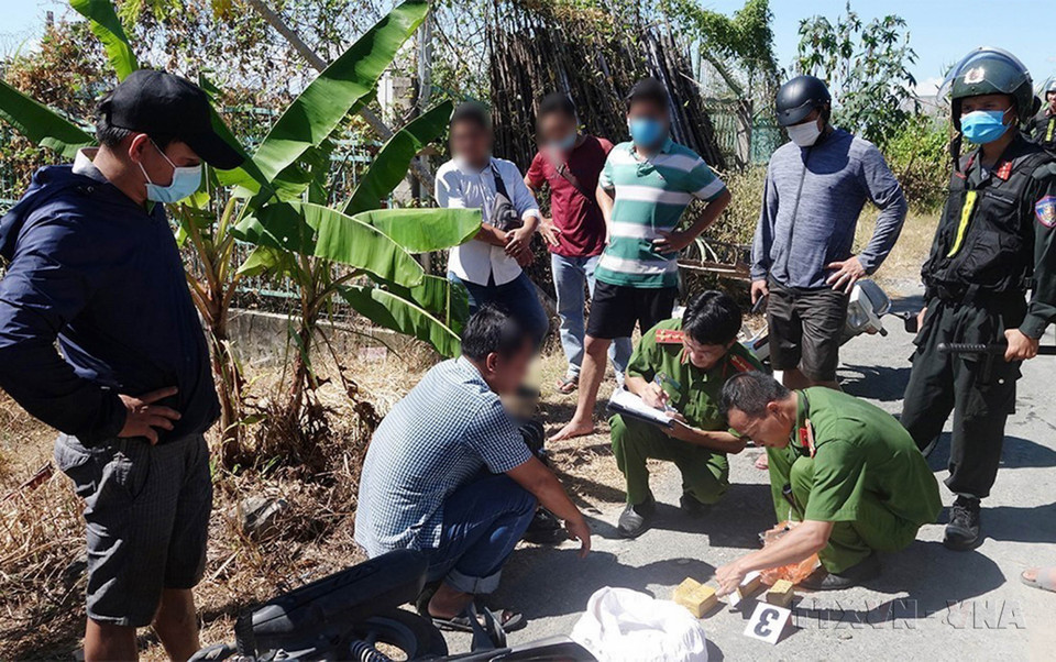 Cơ quan An ninh Điều tra, Công an tỉnh An Giang tổ chức khám nghiệm hiện trường vụ vận chuyển trái phép 51kg vàng 9999 qua biên giới. (Ảnh: TTXVN phát)