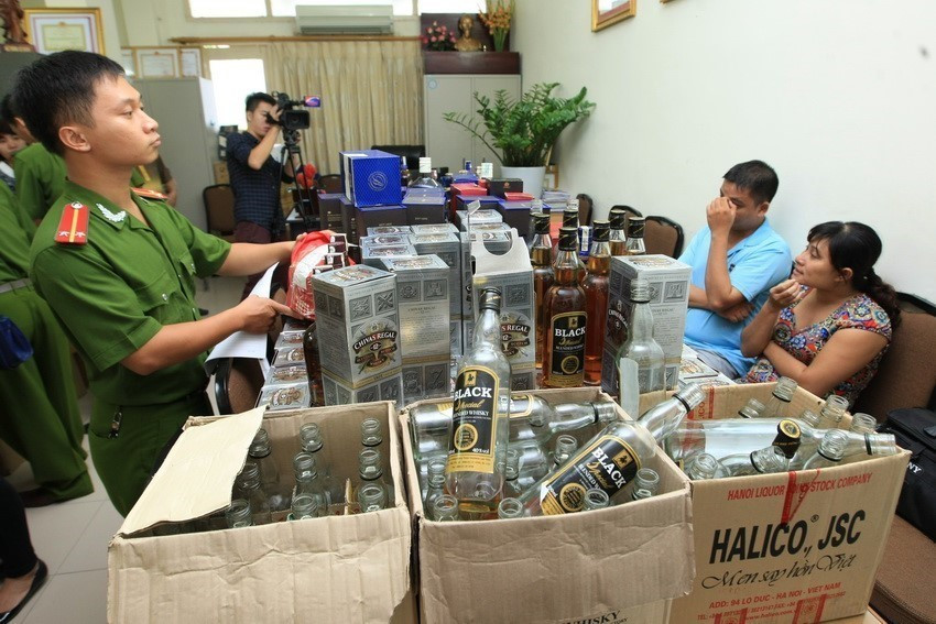 Công an Hà Nội triệt phá ổ nhóm sản xuất, tiêu thụ rượu ngoại giả. (Ảnh: Doãn Tấn/TTXVN)