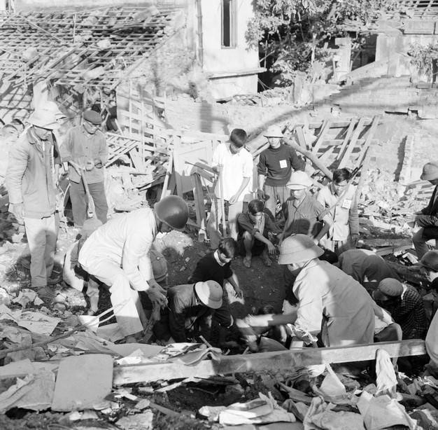 Cảnh sát khu vực và tự vệ khu phố Cửa Bắc (Hà Nội) khẩn trương cứu người bị nạn do máy bay Mỹ ném bom (12/1972). (Ảnh: Quang Thành/TTXVN)