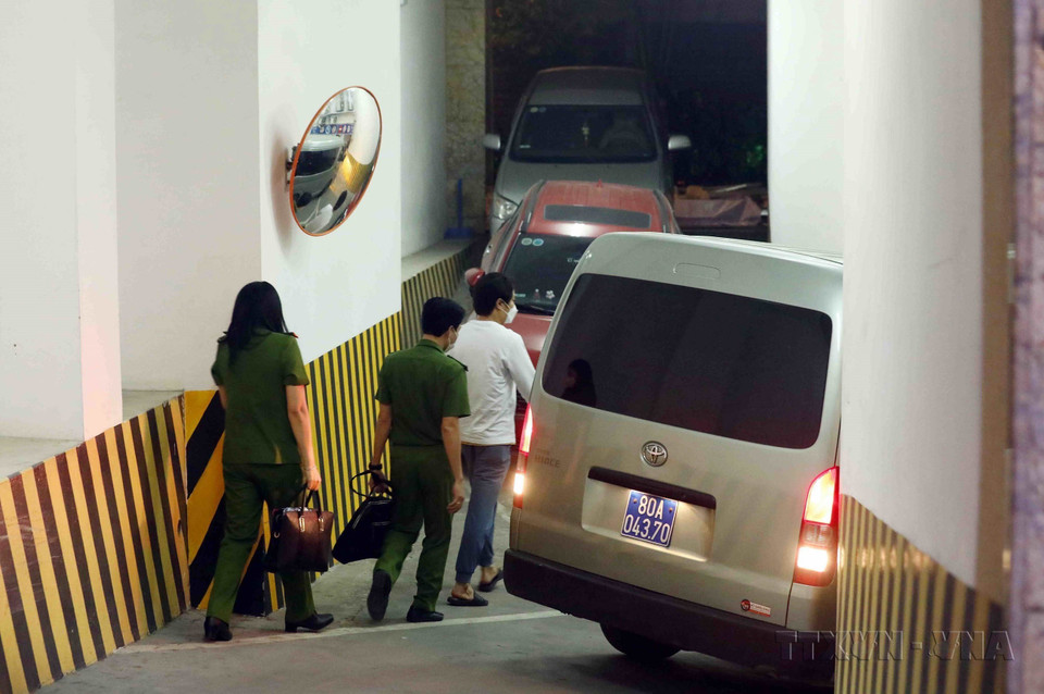 Cảnh sát Điều tra vào trụ sở Công ty Tân Hoàng Minh tại phố Quang Trung (quận Hoàn Kiếm, Hà Nội) để điều tra, xác minh một số hành vi có dấu hiệu vi phạm pháp luật liên quan việc phát hành trái phiếu, huy động tiền của nhà đầu tư. (Ảnh: Phạm Kiên/TTXVN)