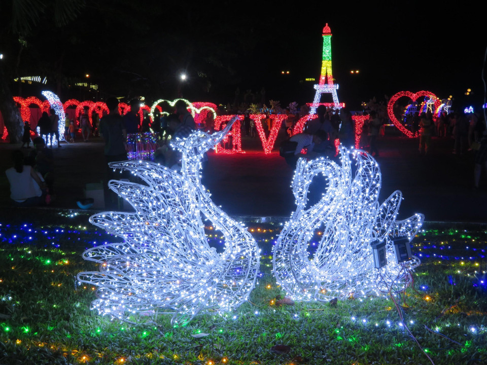 Các mô hình đèn LED tại lễ hội. (Ảnh: Ánh Tuyết/TTXVN)