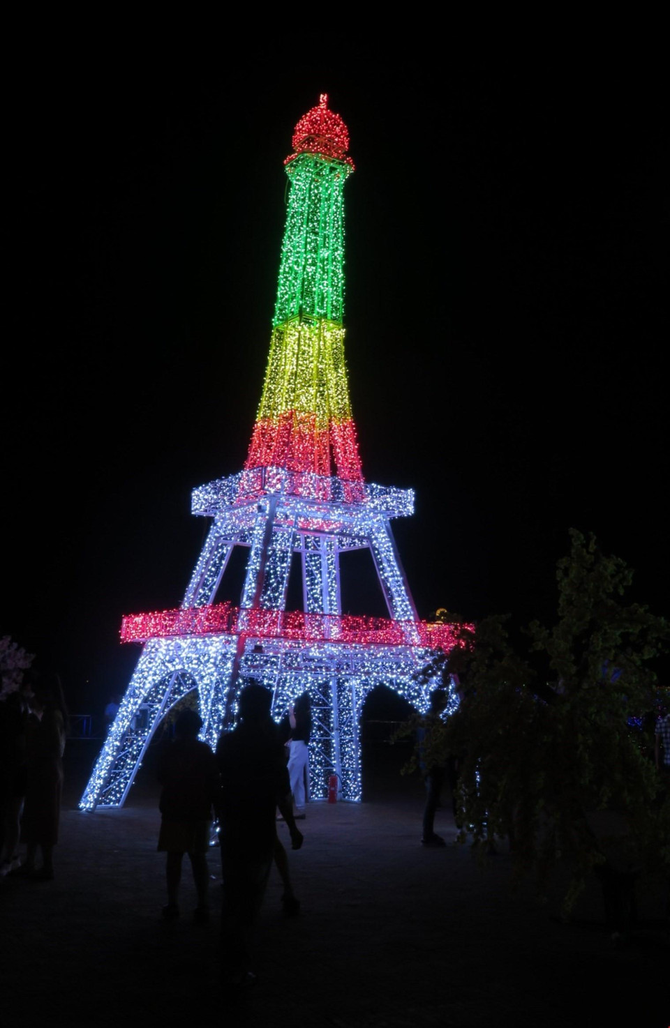 Các mô hình đèn LED tại lễ hội. (Ảnh: Ánh Tuyết/TTXVN)