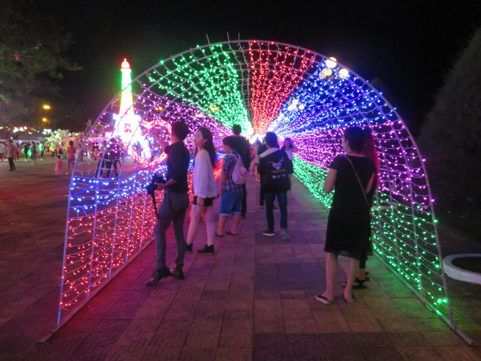 Các mô hình đèn LED tại lễ hội. (Ảnh: Ánh Tuyết/TTXVN)