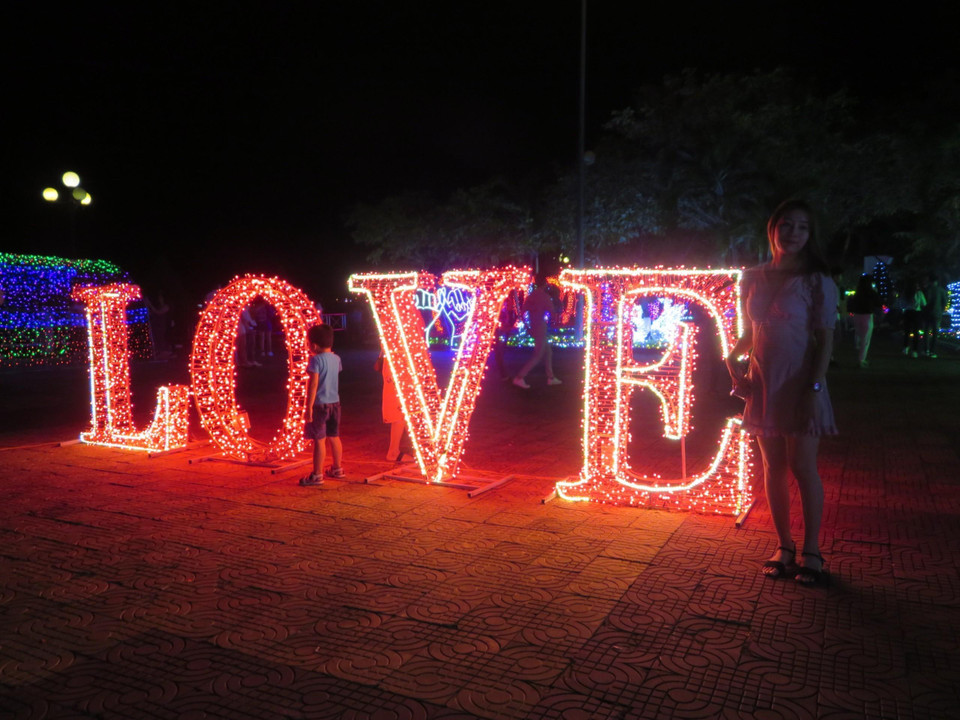 Các mô hình đèn LED tại lễ hội. (Ảnh: Ánh Tuyết/TTXVN)