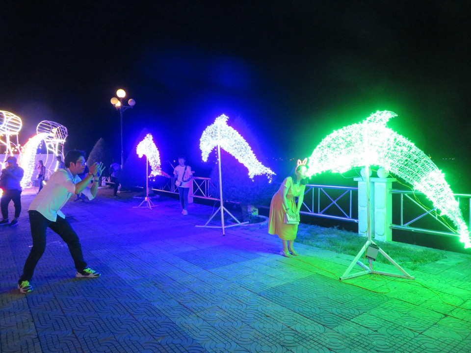 Các mô hình đèn LED tại lễ hội. (Ảnh: Ánh Tuyết/TTXVN)