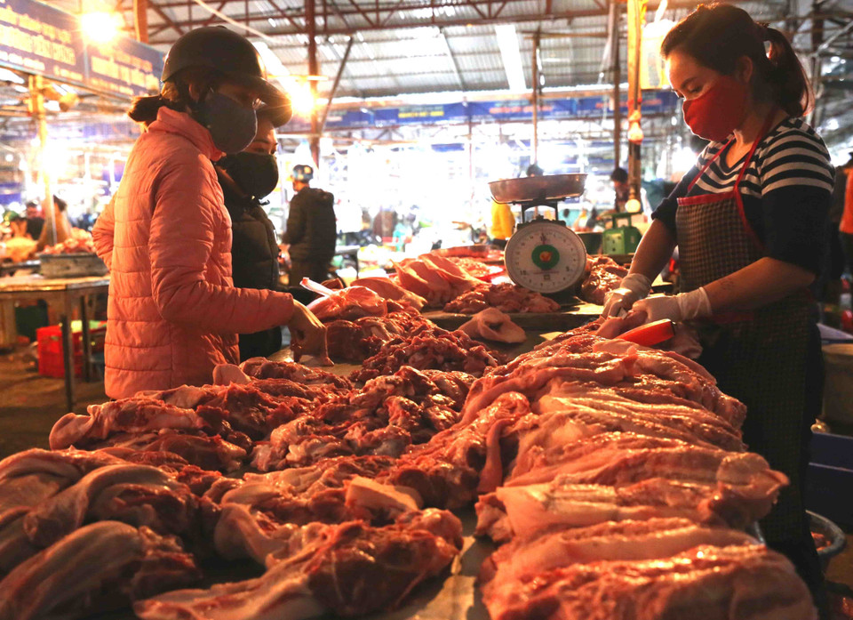 Người dân mua sắm thực phẩm tại chợ Phùng Khoang trong ngày đầu tiên thực hiện cách ly toàn xã hội. (Ảnh: Vũ Sinh/TTXVN)