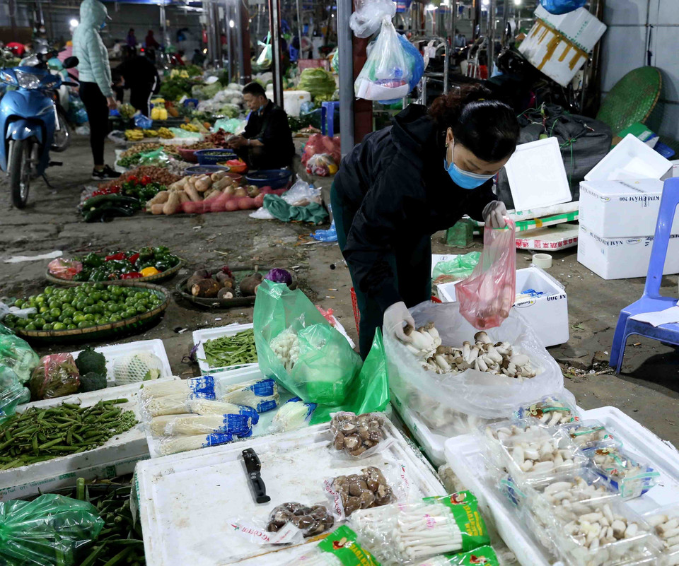 Một góc chợ Phùng Khoang trong ngày đầu tiên thực hiện cách ly toàn xã hội. (Ảnh: Vũ Sinh/TTXVN)