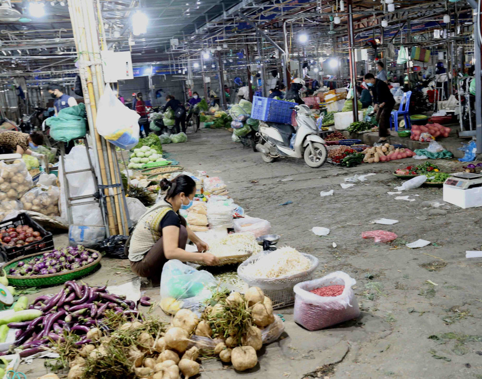 Một góc chợ Phùng Khoang trong ngày đầu tiên thực hiện cách ly toàn xã hội. (Ảnh: Vũ Sinh/TTXVN)