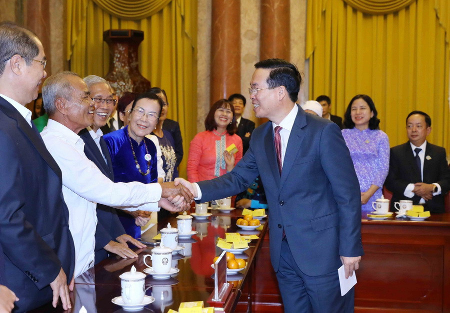 Chủ tịch nước Võ Văn Thưởng với đại biểu trong chương trình “Việc tử tế.” (Ảnh: An Đăng/TTXVN)