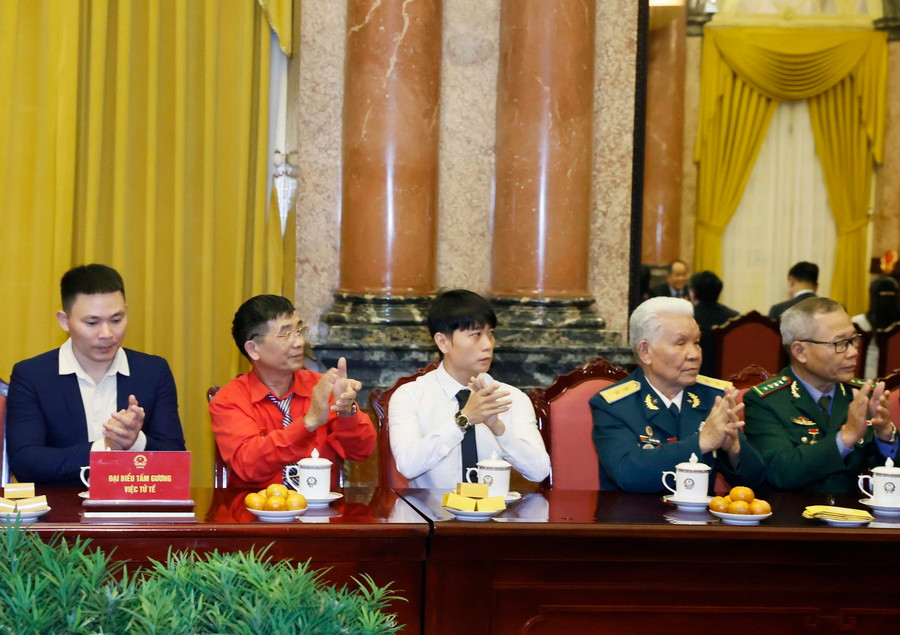 Đại biểu trong chương trình “Việc tử tế” dự buổi gặp của Chủ tịch nước Võ Văn Thưởng. (Ảnh: Thống Nhất/TTXVN)