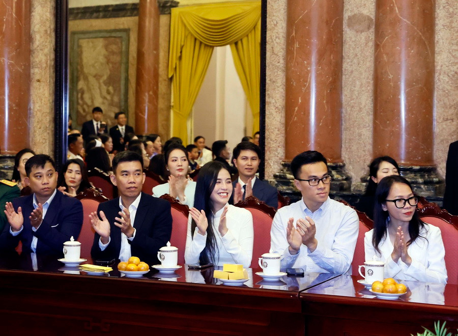 Đại biểu trong chương trình “Việc tử tế” dự buổi gặp của Chủ tịch nước Võ Văn Thưởng. (Ảnh: Thống Nhất/TTXVN)