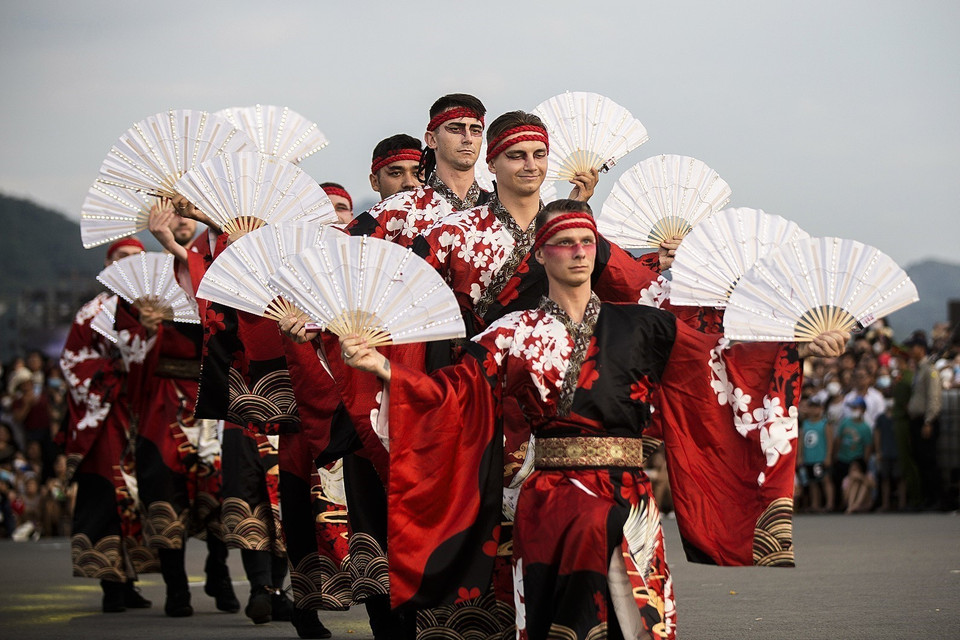 Các vũ công tham gia trình diễn Lễ hội Carnival Hòa Bình năm 2022. (Ảnh: Trọng Đạt/TTXVN)