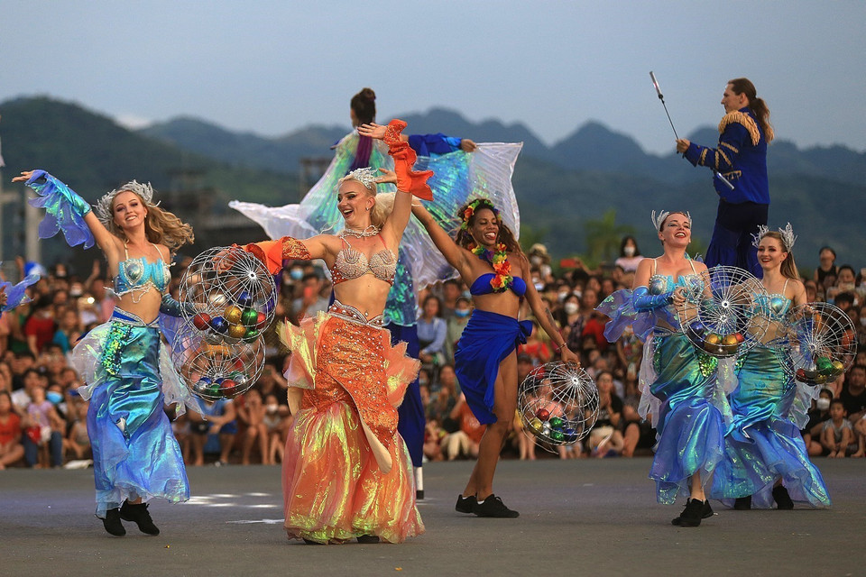 Lễ hội Carnival đường phố Hòa Bình năm 2022 có chủ đề “Take me to the sun”.. (Ảnh: Trọng Đạt/TTXVN)