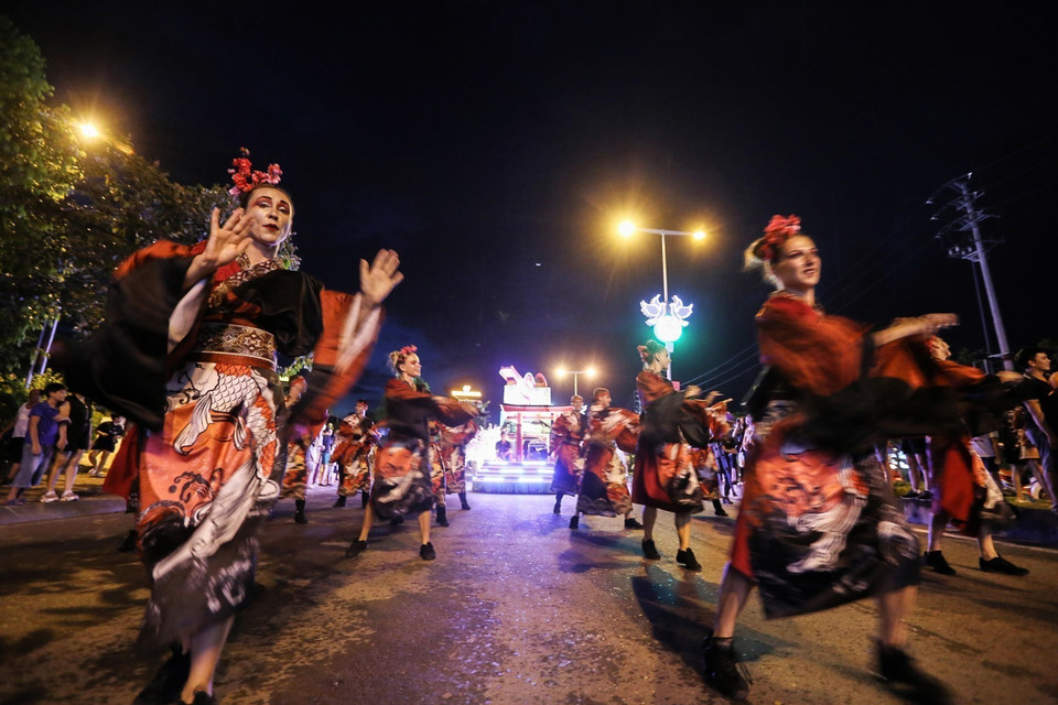 Các vũ công xinh đẹp tham gia trình diễn Lễ hội Carnival Hòa Bình năm 2022. (Ảnh: Trọng Đạt/TTXVN)