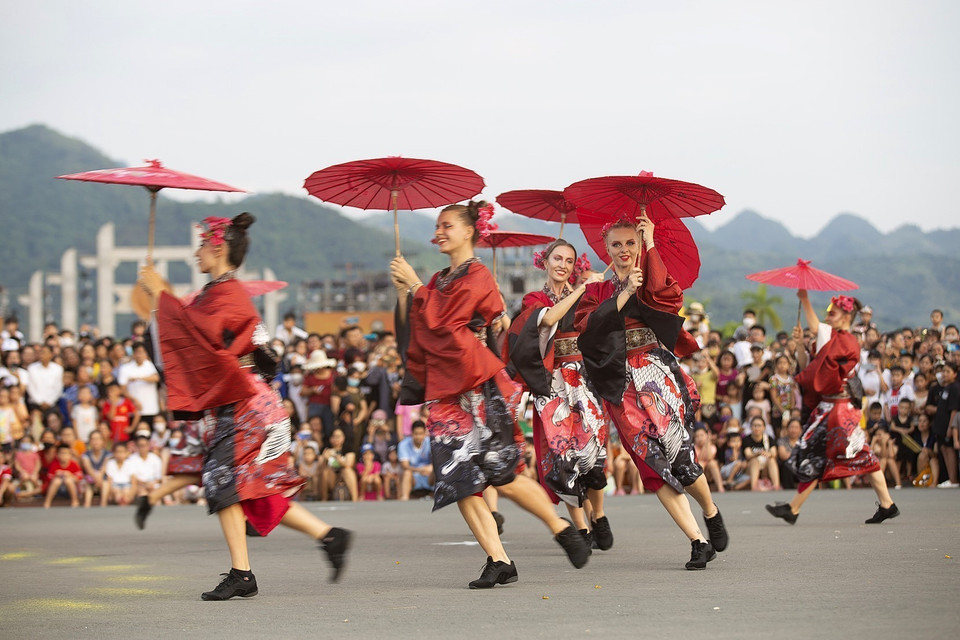 Các vũ công xinh đẹp tham gia trình diễn Lễ hội Carnival Hòa Bình năm 2022. (Ảnh: Trọng Đạt/TTXVN)