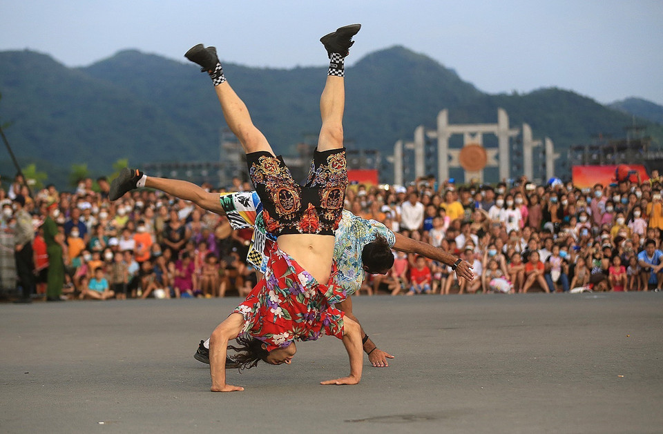 Một tiết mục trình diễn của các vũ công. (Ảnh: Trọng Đạt/TTXVN)