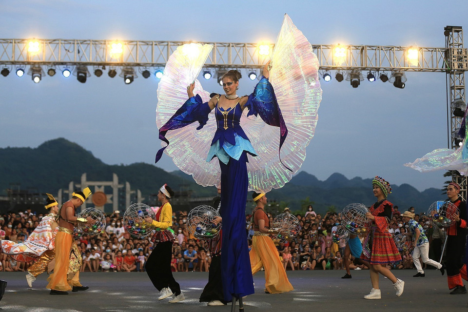 Đoàn diễu hành có sự tham gia của nhiều nghệ sỹ, diễn viên trong nước và nước ngoài đến từ các quốc gia Ukraine, Cuba, Belarus, Uzbekistan, Colombia và Argentina. (Ảnh: Trọng Đạt/TTXVN)