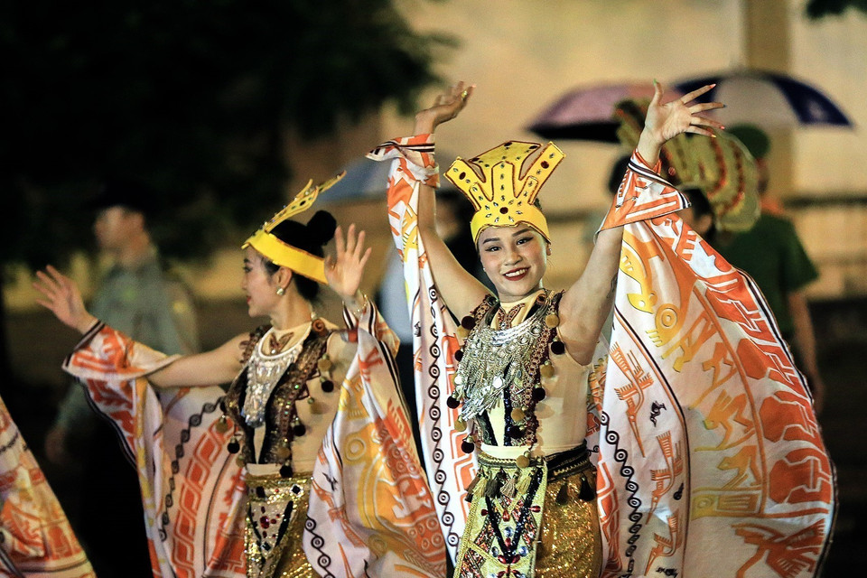 Các vũ công xinh đẹp tham gia trình diễn Lễ hội Carnival Hòa Bình năm 2022. (Ảnh: Trọng Đạt/TTXVN)