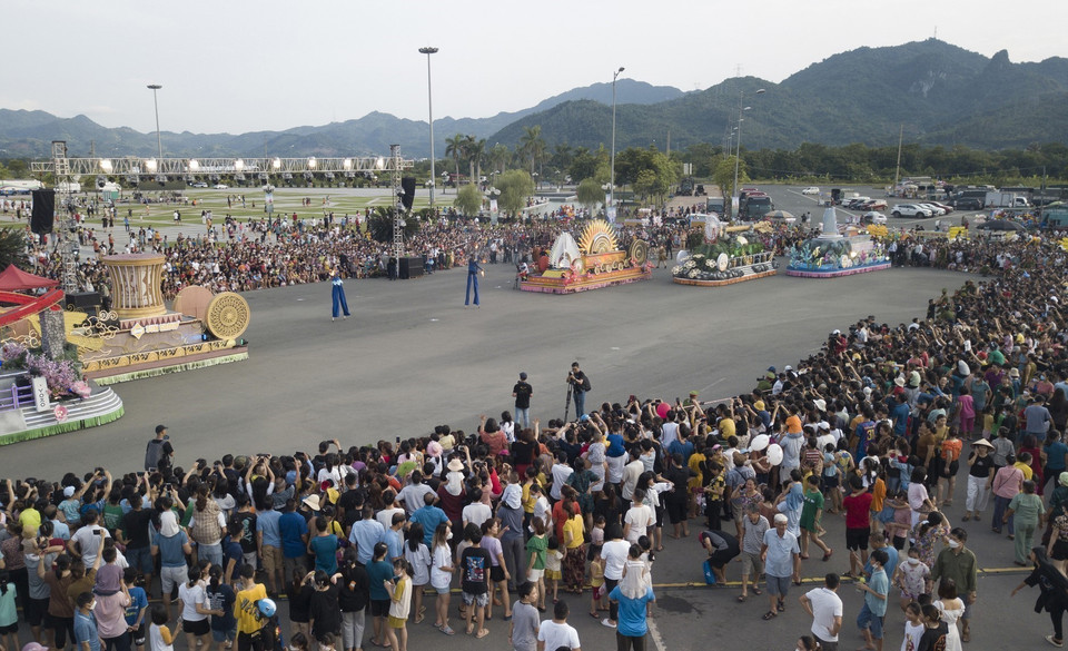 Rất đông người dân có mặt tại quảng trường Hòa Bình để theo dõi Lễ hội Carnival Hòa Bình năm 2022. (Ảnh: Trọng Đạt/TTXVN)