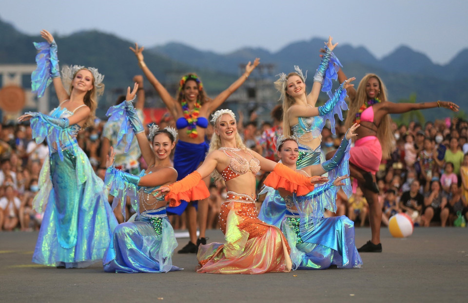 Các vũ công xinh đẹp tham gia trình diễn Lễ hội Carnival Hòa Bình năm 2022. (Ảnh: Trọng Đạt/TTXVN)