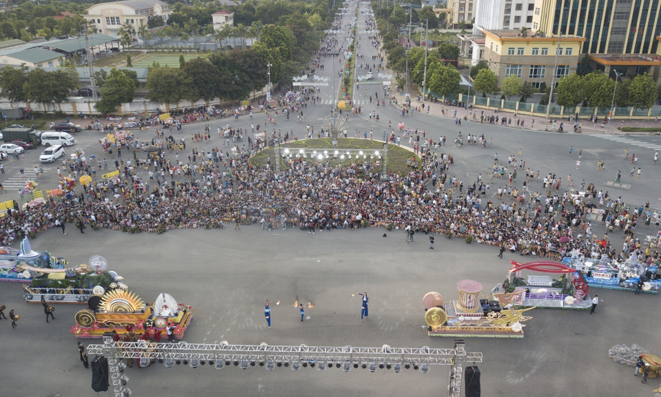 Rất đông người dân có mặt tại quảng trường Hòa Bình để theo dõi Lễ hội Carnival Hòa Bình năm 2022. (Ảnh: Trọng Đạt/TTXVN)