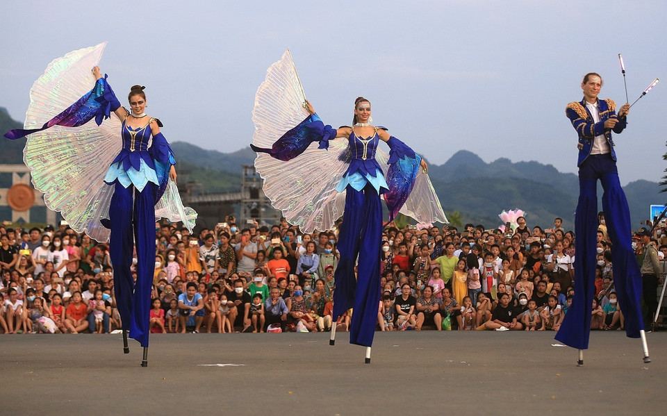 Các tiết mục mới lạ độc đáo tại Lễ hội Carnival Hòa Bình năm 2022 thu hút được sự quan tâm đông đảo của nhân dân tỉnh Hòa Bình. (Ảnh: Trọng Đạt/TTXVN)