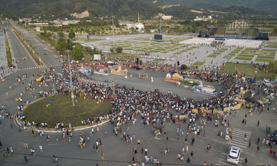 Rất đông người dân có mặt tại quảng trường Hòa Bình để theo dõi Lễ hội Carnival Hòa Bình năm 2022. (Ảnh: Trọng Đạt/TTXVN)