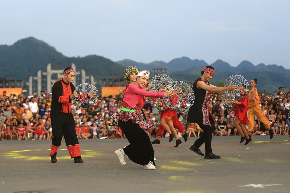 Các đoàn diễu hành đường phố tái hiện một số nghi thức lễ hội, trò chơi dân gian của 6 dân tộc chính đang sinh sống tại Hòa Bình. (Ảnh: Trọng Đạt/TTXVN)