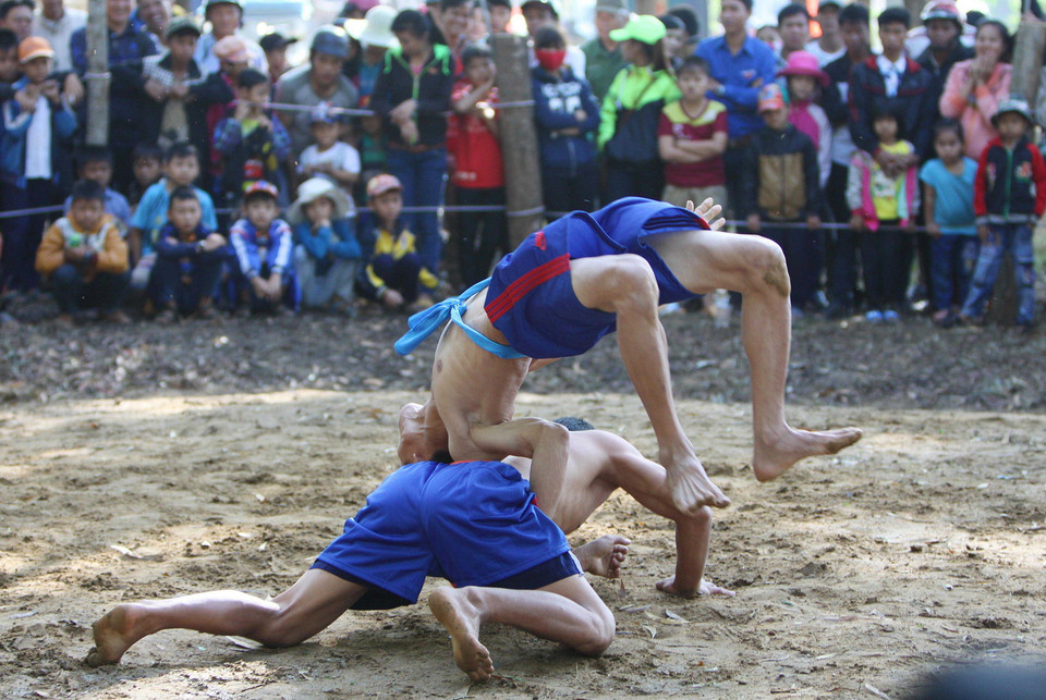 Một pha tranh tài quyết liệt giữa hai đô vật. (Ảnh: Dương Giang/TTXVN)