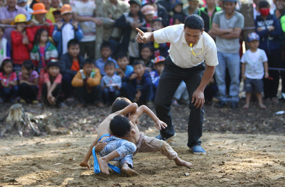 Các đô vật nhí cũng tham gia tranh tài. (Ảnh: Dương Giang/TTXVN)