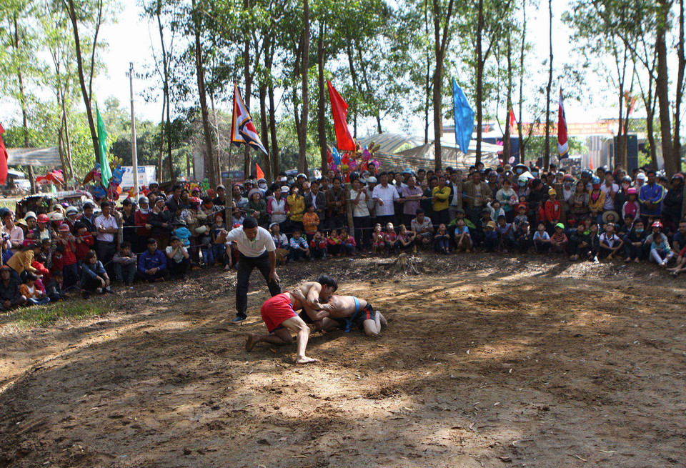 Hội vật xã Vụ Bổn được tổ chức thường niên vào ngày rằm tháng Giêng hàng năm. (Ảnh: Dương Giang/TTXVN) 