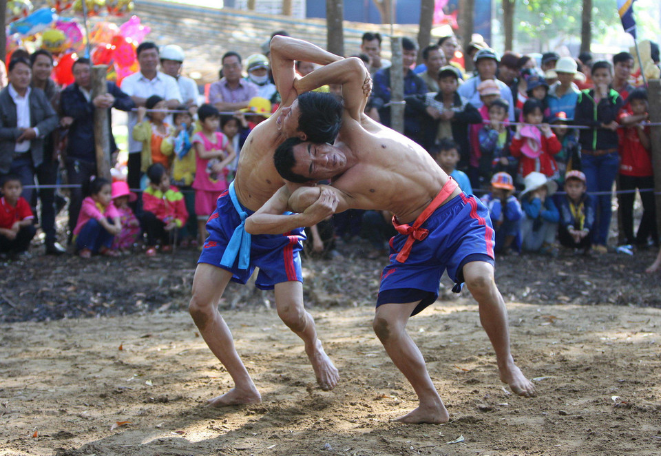 Một pha tranh tài quyết liệt giữa hai đô vật. (Ảnh: Dương Giang/TTXVN)